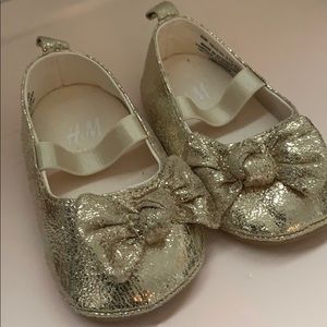 H&M Size 0 (Eur 14/15) Gold Baby Shoes with bow